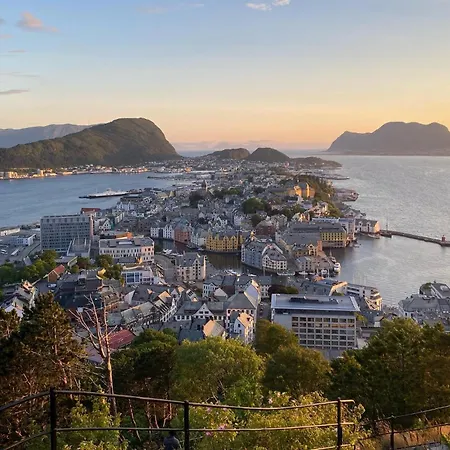 Gorgeous In With Wifi Appartamento Ålesund